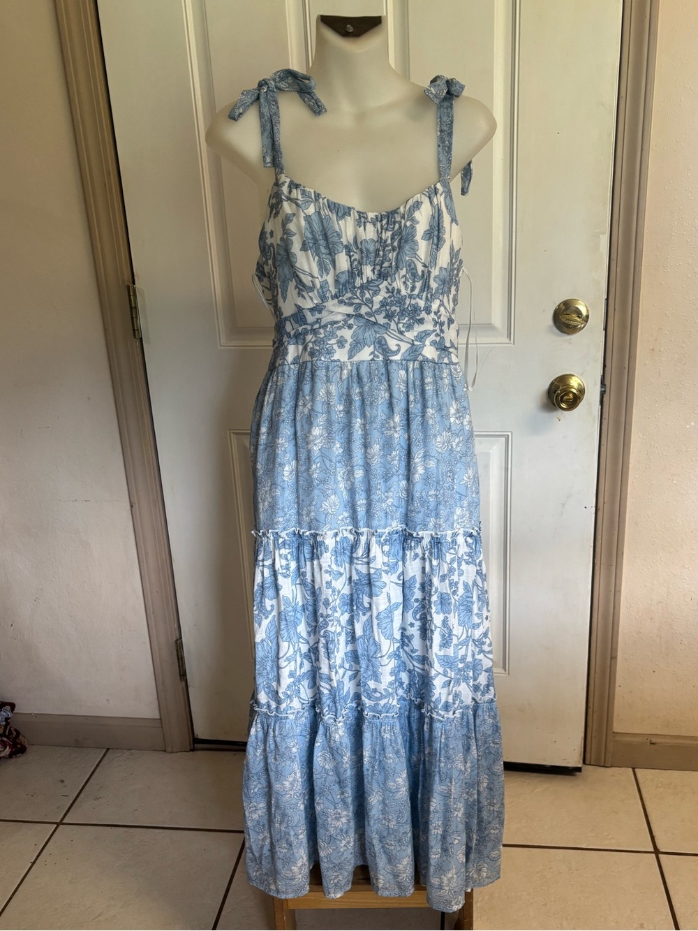 Large Jr Trixxi blue/white Floral tie shoulder tiered sleeveless Maxi Dress. EUC